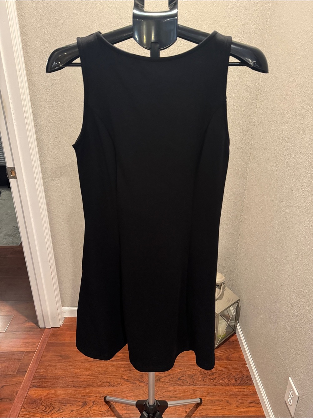 Sleeveless Black Midi Dress — Elegant A-Line Fit